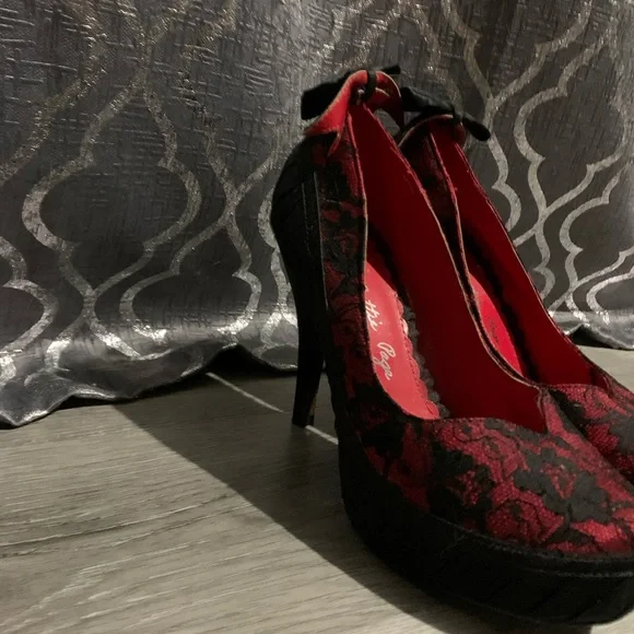 Bettie Page Red and Black Lace Heels - Picture 2 of 3